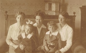 Luise, Emilie and Julie, Ilse and Gerhard, last day in Fogarasch, 20.06.1915
